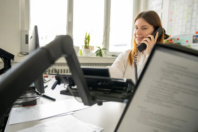 Mitarbeiterin telefoniert im Büro von Elektro Köhl