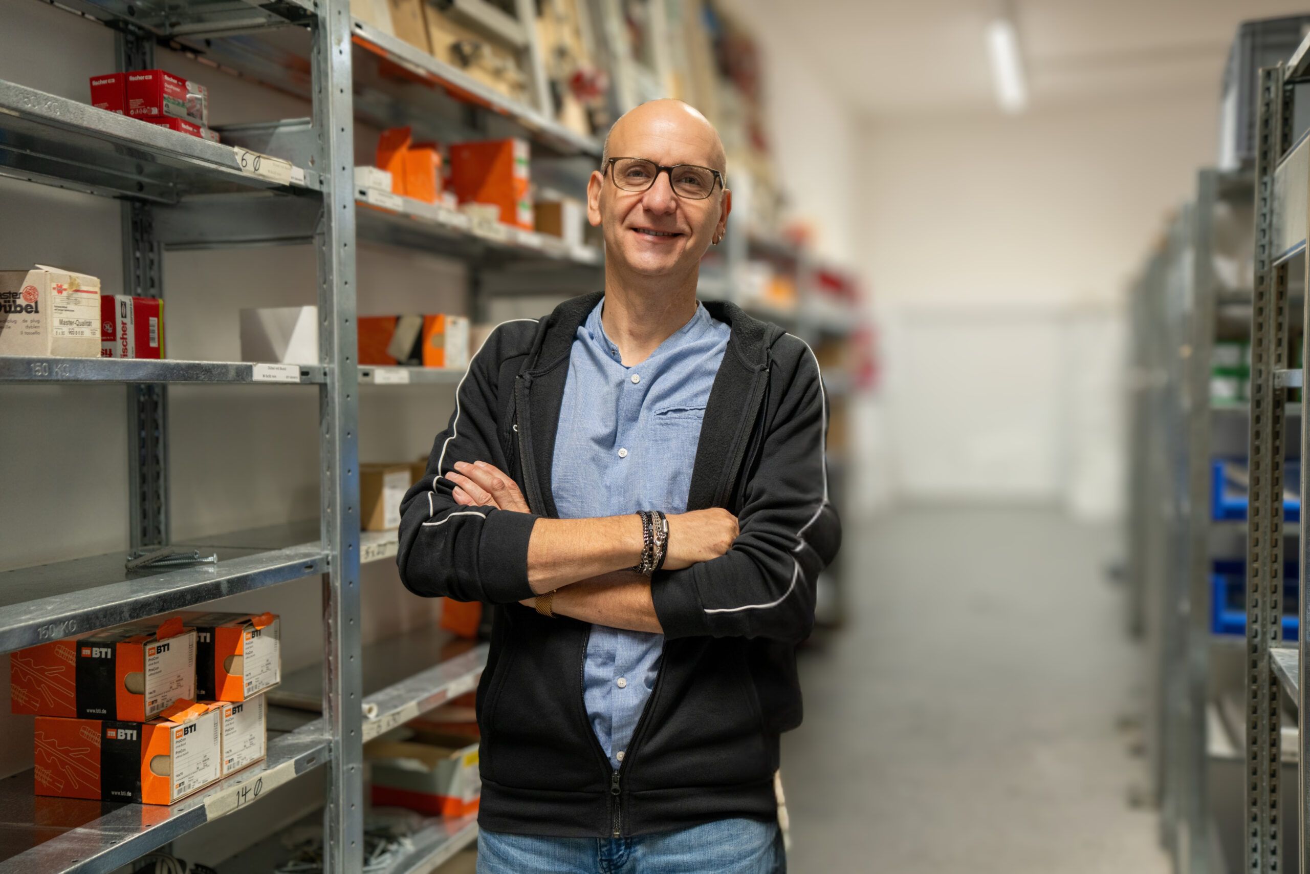 Michael Lubojanski im Lager der Elektro Köhl GmbH