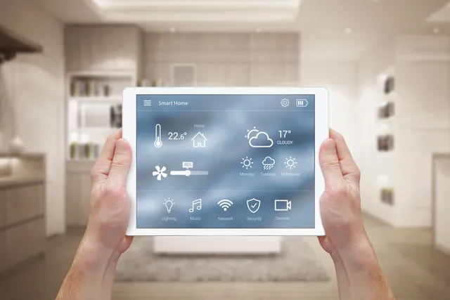 Tablet mit Smart-Home-Steuerung für Heizung und Energie