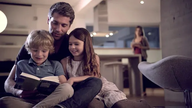 Familie liest zu Hause gemeinsam ein Buch