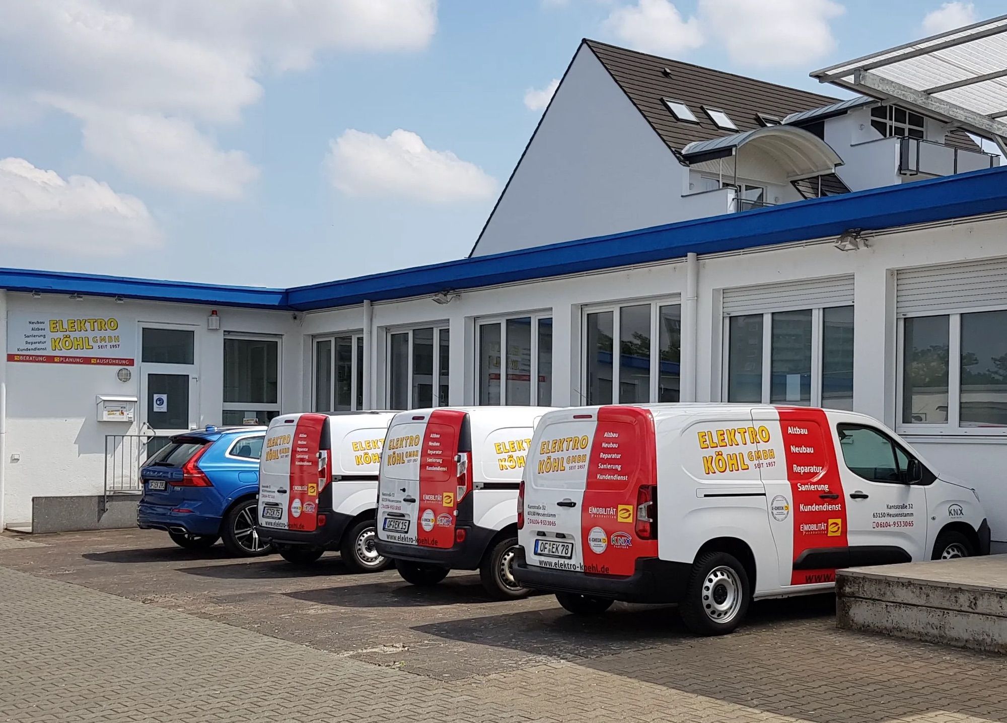 Firmengebäude von Elektro Köhl in Heusenstamm mit drei Firmenfahrzeugen davor