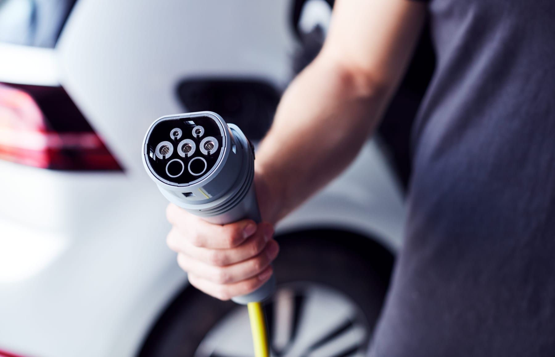 Ladestecker wird in ein Elektroauto gesteckt