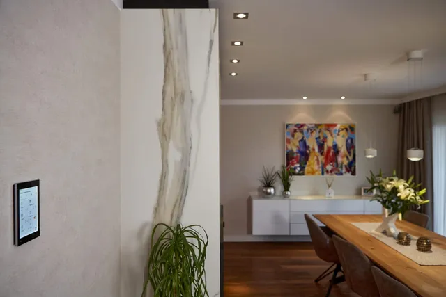 Smart-Home-Bedienfeld an einer Wand
