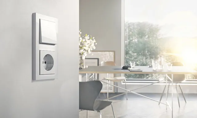 Schalter und Steckdose in modernem Design