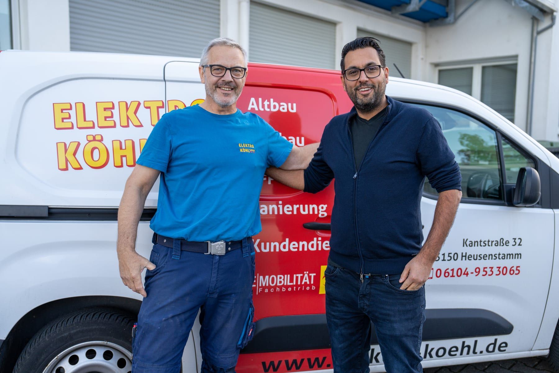 Zwei Mitarbeiter von Elektro Köhl vor dem Kundendienstfahrzeug