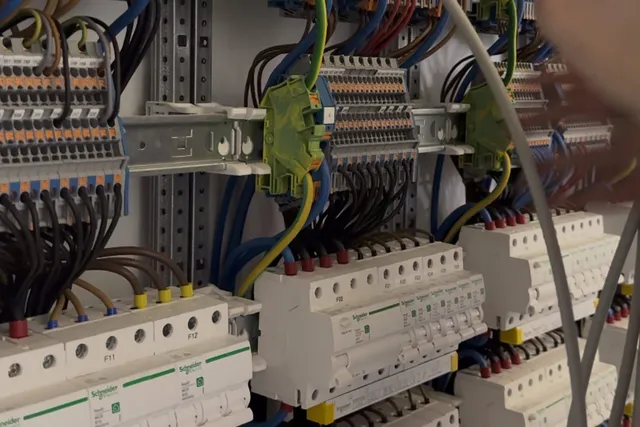 Unterverteilung mit Sicherungsautomaten und Verkabelung