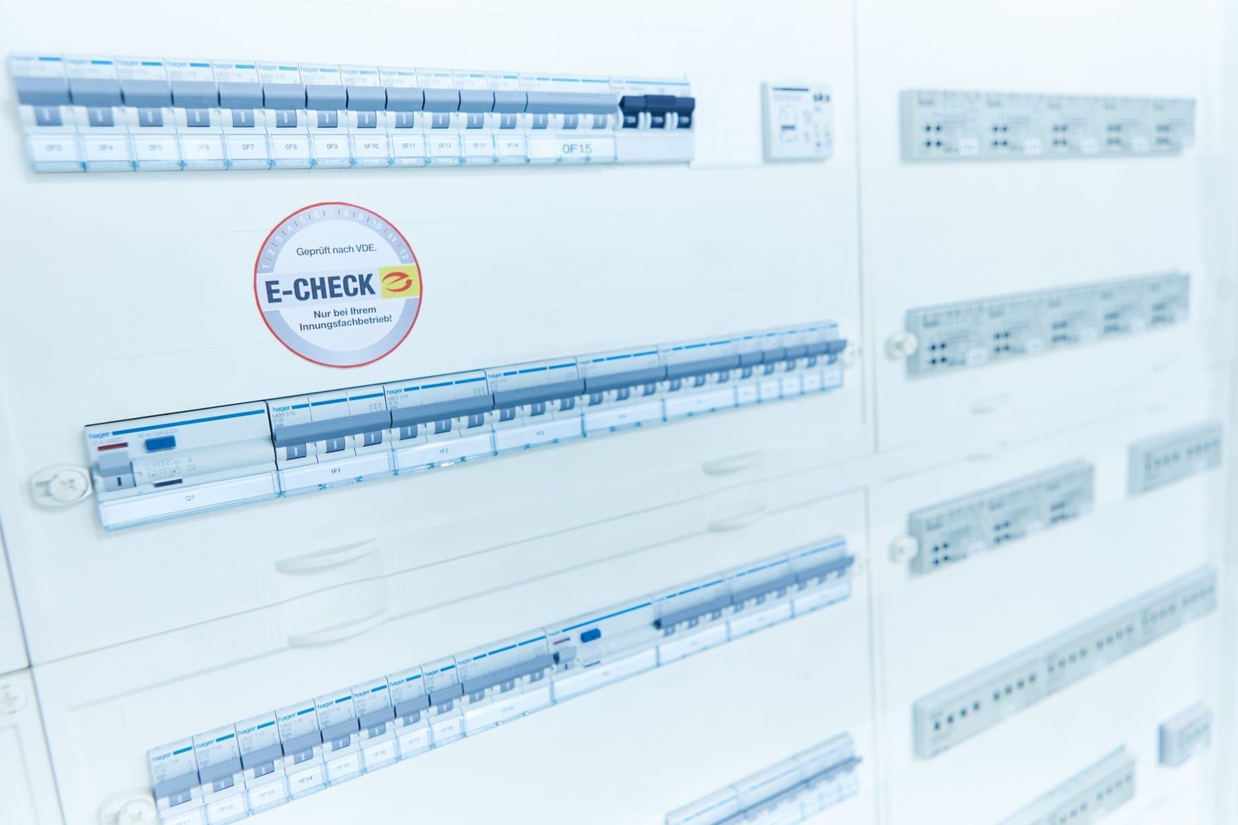 Verteilerschrank mit E-CHECK-Plakette