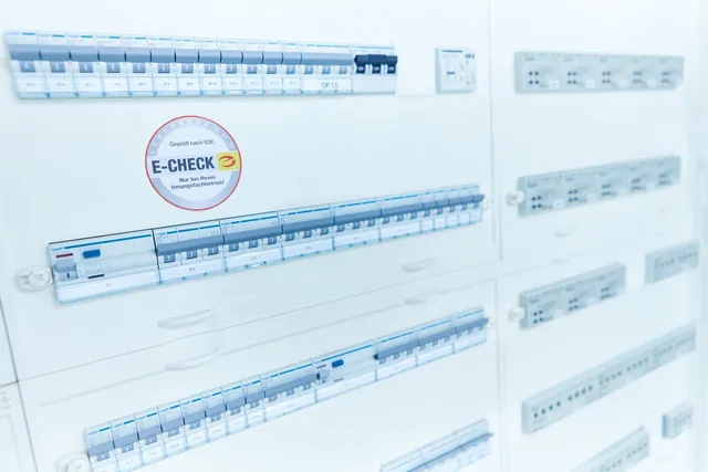 Verteilerschrank mit E-CHECK-Plakette