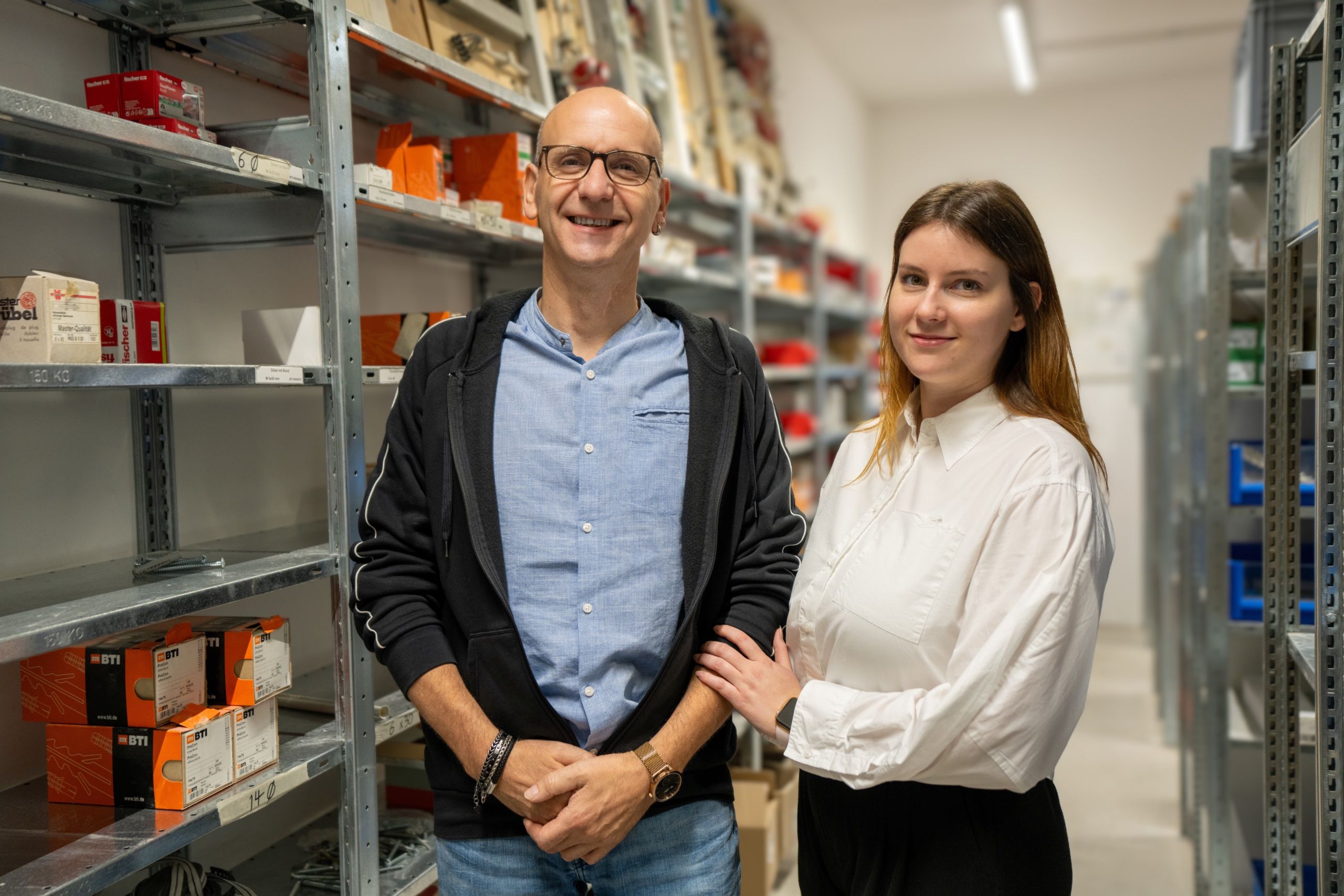 Michael Lubojanski mit der vierten Generation im Lager der Elektro Köhl GmbH